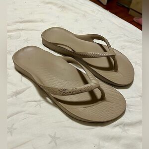 Archie’s arched flip flops women’s size 12 men’s size 11